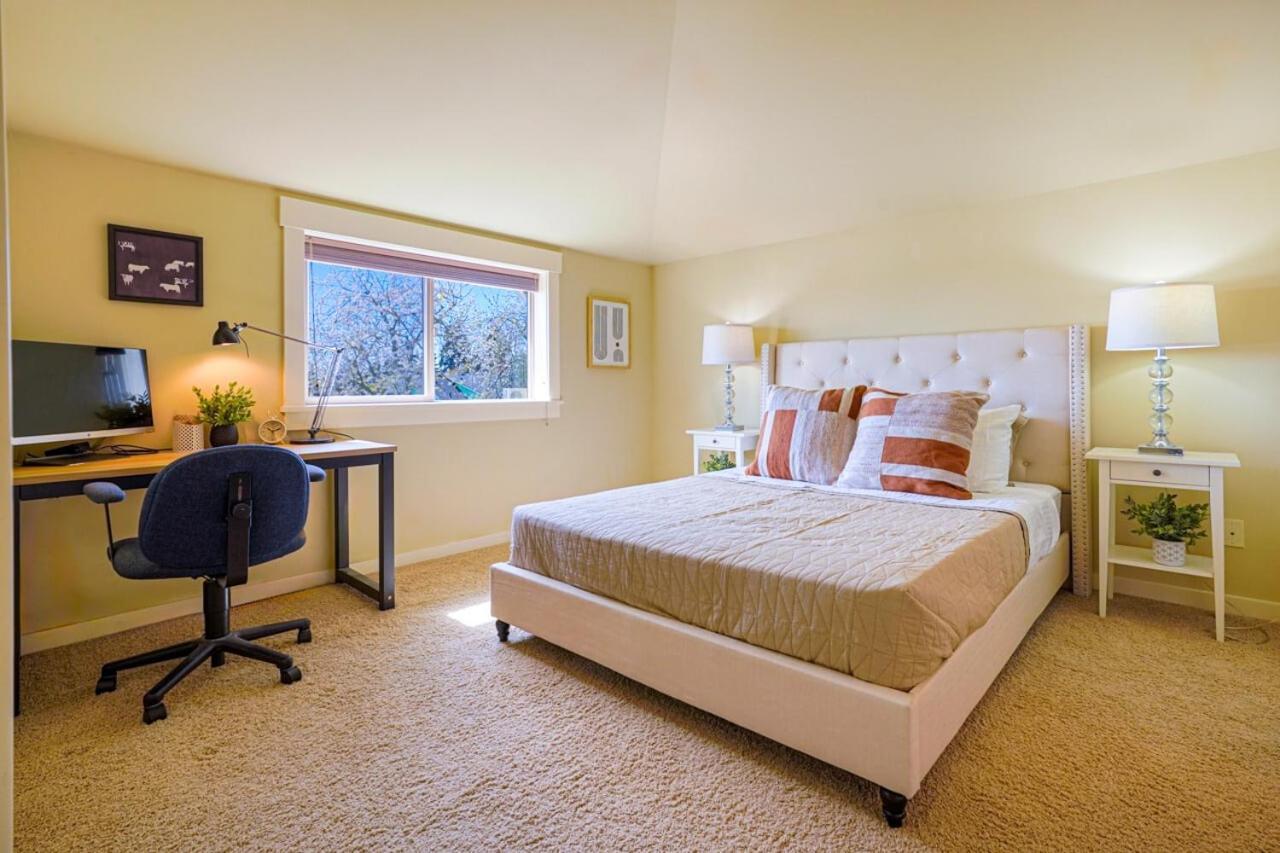 Stylish North Seattle Townhouse- Dual Master Suites ภายนอก รูปภาพ