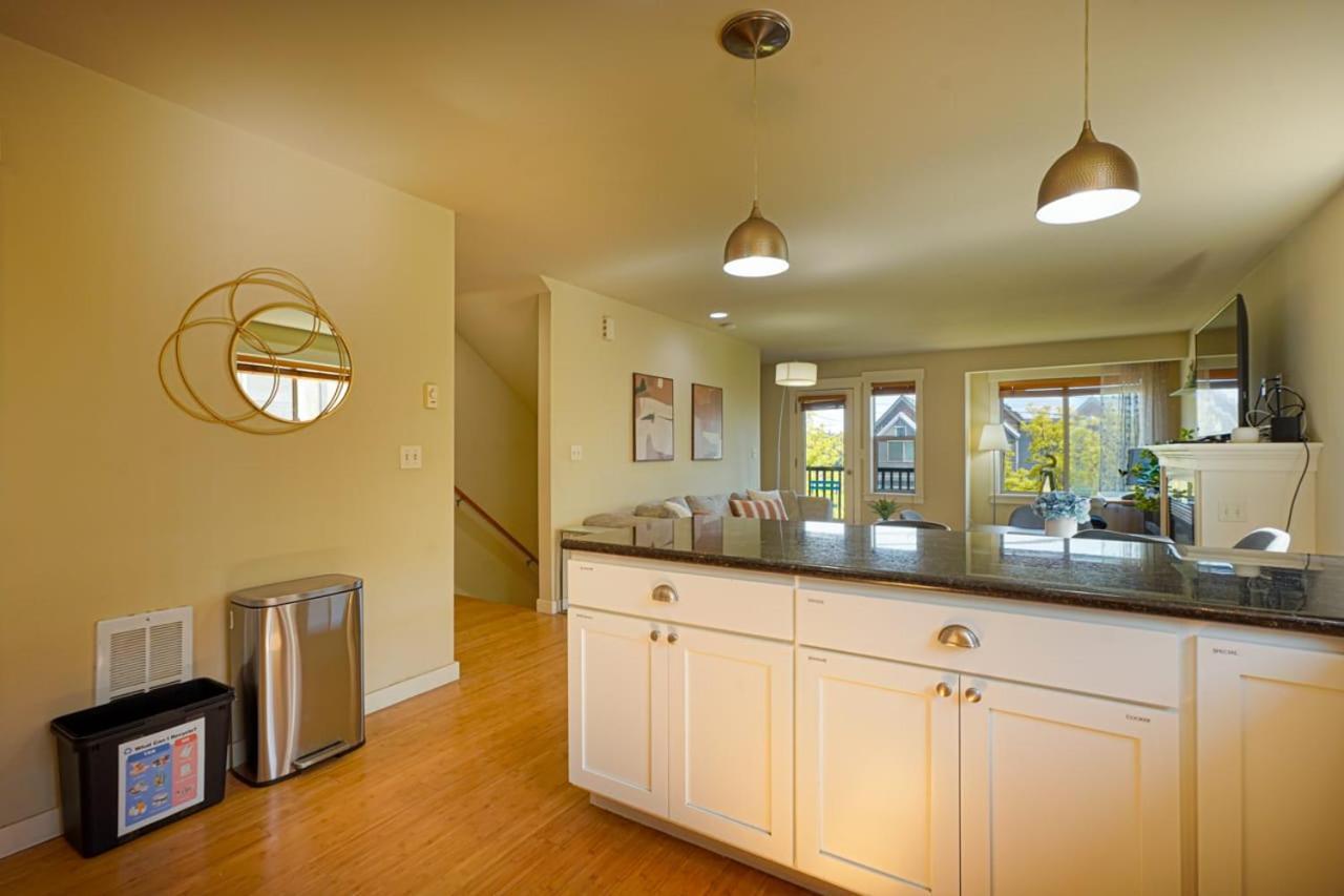 Stylish North Seattle Townhouse- Dual Master Suites ภายนอก รูปภาพ