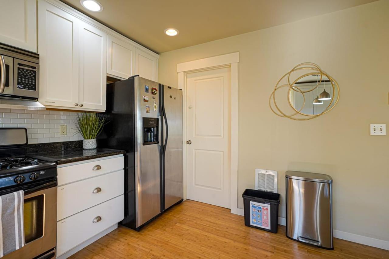 Stylish North Seattle Townhouse- Dual Master Suites ภายนอก รูปภาพ